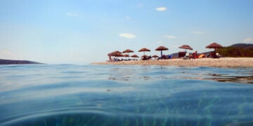 Παραλία όπως διακρίνεται μέσα από τη θάλασσα στην Αλόνησσο (φωτ.: ΑΠΕ-ΜΠΕ / Ευάγγελος Μπουγιώτης)