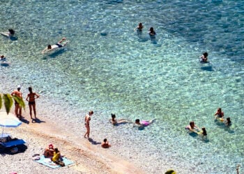 Λουόμενοι απολαμβάνουν το μπάνιο τους στην παραλία Αρβανιτιά στο κέντρο του Ναυπλίου (φωτ.: ΑΠΕ-ΜΠΕ / Ευάγγελος Μπουγιώτης)