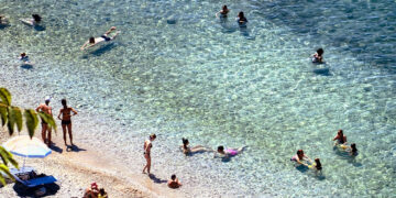 Λουόμενοι απολαμβάνουν το μπάνιο τους στην παραλία Αρβανιτιά στο κέντρο του Ναυπλίου (φωτ.: ΑΠΕ-ΜΠΕ / Ευάγγελος Μπουγιώτης)