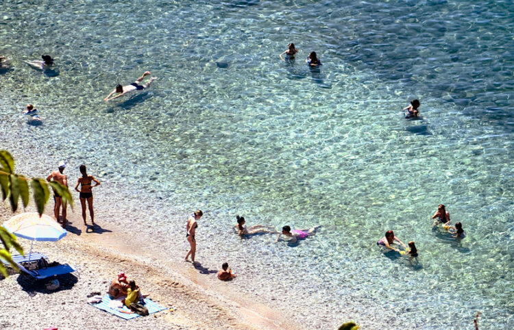 Λουόμενοι απολαμβάνουν το μπάνιο τους στην παραλία Αρβανιτιά στο κέντρο του Ναυπλίου (φωτ.: ΑΠΕ-ΜΠΕ / Ευάγγελος Μπουγιώτης)