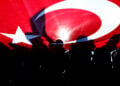 Τούρκοι διαδηλωτές κρατούν τη σημαία της χώρας τους (φωτ.: EPA / Sedat Suna)