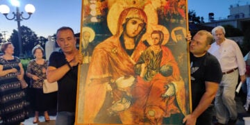 Λιτάνευση της εικόνας της Παναγίας της Τριχερούσας, στη Νέα Κίο (φωτ.: ΑΠΕ-ΜΠΕ / Ευάγγελος Μπουγιώτης)