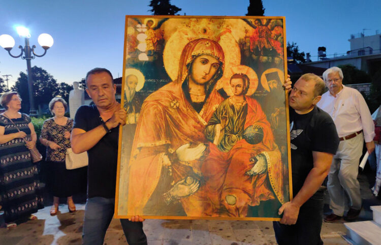 Λιτάνευση της εικόνας της Παναγίας της Τριχερούσας, στη Νέα Κίο (φωτ.: ΑΠΕ-ΜΠΕ / Ευάγγελος Μπουγιώτης)
