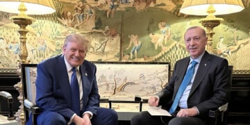 Στιγμιότυπο από τη συνάντηση Τραμπ-Ερντογάν στη Χάγη, στο περιθώριο της Συνόδου του ΝΑΤΟ (φωτ.: Προεδρία της Δημοκρατίας της Τουρκίας)