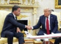 Μαρκ Ρούτε και Ντόναλντ Τραμπ στο Οβάλ Γραφείο (φωτ.: EPA / Yuri Gripas / POOL)