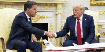 Μαρκ Ρούτε και Ντόναλντ Τραμπ στο Οβάλ Γραφείο (φωτ.: EPA / Yuri Gripas / POOL)