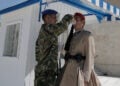 Μέλος της Προεδρικής φρουράς προσφέρει νερό σε Εύζωνα που εκτελεί την υπηρεσία του στο Μνημείο του Αγνώστου Στρατιώτη (φωτ.: ΑΠΕ-ΜΠΕ / Κώστας Τσιρώνης)