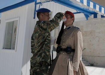 Μέλος της Προεδρικής φρουράς προσφέρει νερό σε Εύζωνα που εκτελεί την υπηρεσία του στο Μνημείο του Αγνώστου Στρατιώτη (φωτ.: ΑΠΕ-ΜΠΕ / Κώστας Τσιρώνης)