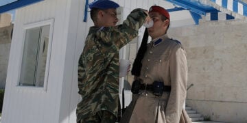 Μέλος της Προεδρικής φρουράς προσφέρει νερό σε Εύζωνα που εκτελεί την υπηρεσία του στο Μνημείο του Αγνώστου Στρατιώτη (φωτ.: ΑΠΕ-ΜΠΕ / Κώστας Τσιρώνης)