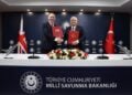 Από αριστερά, ο Βρετανός υπουργός Άμυνας Τζον Χίλι και ο Τούρκος ομόλογός του Γιασάρ Γκιουλέρ κατά την υπογραφή του μνημονίου (φωτ.: Υπουργείο Εθνικής Άμυνας της Τουρκίας)