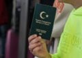 Τούρκος τουρίστας κρατά το διαβατήριό του μόλις έχει φθάσει στη Λέσβο (φωτ. αρχείου: EUROKINISSI/Παναγιώτης Μπαλάσκας)