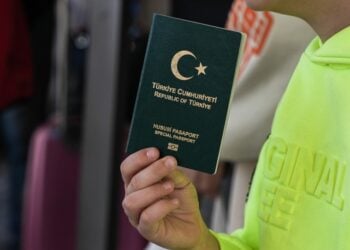 Τούρκος τουρίστας κρατά το διαβατήριό του μόλις έχει φθάσει στη Λέσβο (φωτ. αρχείου: EUROKINISSI/Παναγιώτης Μπαλάσκας)