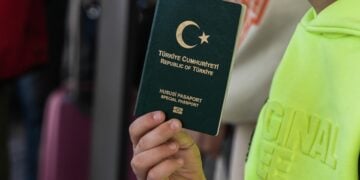 Τούρκος τουρίστας κρατά το διαβατήριό του μόλις έχει φθάσει στη Λέσβο (φωτ. αρχείου: EUROKINISSI/Παναγιώτης Μπαλάσκας)
