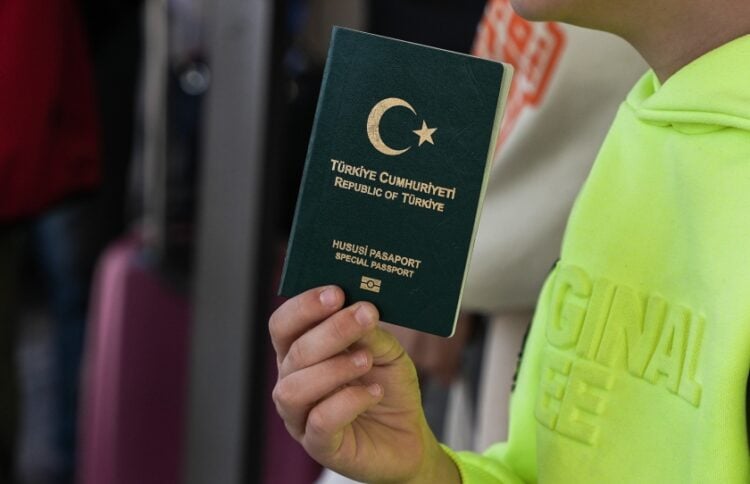 Τούρκος τουρίστας κρατά το διαβατήριό του μόλις έχει φθάσει στη Λέσβο (φωτ. αρχείου: EUROKINISSI/Παναγιώτης Μπαλάσκας)
