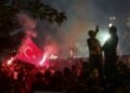 Διαδηλωτές φωνάζουν συνθήματα κατά του Ερντογάν στη διάρκεια της συγκέντρωσης του CHP μπροστά από το δημαρχείο της Κωνσταντινούπολης (φωτ.: EPA/Erdem Sahin)
