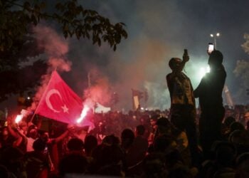 Διαδηλωτές φωνάζουν συνθήματα κατά του Ερντογάν στη διάρκεια της συγκέντρωσης του CHP μπροστά από το δημαρχείο της Κωνσταντινούπολης (φωτ.: EPA/Erdem Sahin)