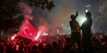 Διαδηλωτές φωνάζουν συνθήματα κατά του Ερντογάν στη διάρκεια της συγκέντρωσης του CHP μπροστά από το δημαρχείο της Κωνσταντινούπολης (φωτ.: EPA/Erdem Sahin)