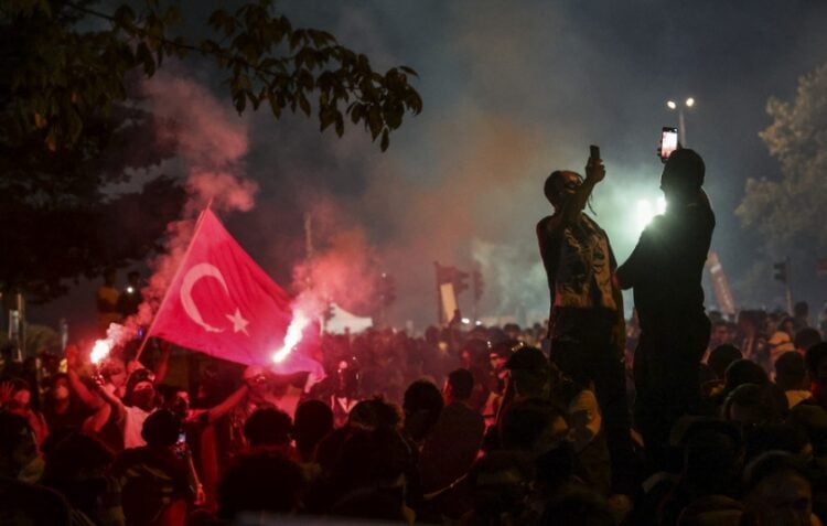 Διαδηλωτές φωνάζουν συνθήματα κατά του Ερντογάν στη διάρκεια της συγκέντρωσης του CHP μπροστά από το δημαρχείο της Κωνσταντινούπολης (φωτ.: EPA/Erdem Sahin)