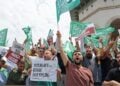 Διαδηλωτές στην πλατεία Ταξίμ της Κωνσταντινούπολης διαμαρτύρονται για τη δημοσίευση του σκίτσου που θεωρούν ότι δείχνει τον προφήτη Μωάμεθ με τον Μωυσή (φωτ.: EPA/Tolga Bozoglu)