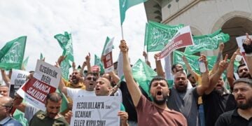 Διαδηλωτές στην πλατεία Ταξίμ της Κωνσταντινούπολης διαμαρτύρονται για τη δημοσίευση του σκίτσου που θεωρούν ότι δείχνει τον προφήτη Μωάμεθ με τον Μωυσή (φωτ.: EPA/Tolga Bozoglu)