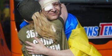 Ουκρανός τραυματίας και αιχμάλωτος πολέμου επιστρέφει στην χώρα του, στη διάρκεια ανταλλαγής αιχμαλώτων ανάμεσα στην Ουκρανία και τη Ρωσία τον Ιούνιο (φωτ.: EPA/Stringer)