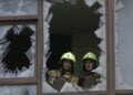 Ουκρανοί διασώστες ελέγχουν κτήριο το οποίο χτυπήθηκε από ρωσικό drone σε κατοικημένη περιοχή του Κιέβου (φωτ.: EPA/Sergey Dolzhenko)