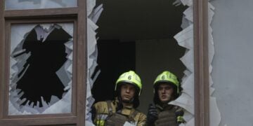 Ουκρανοί διασώστες ελέγχουν κτήριο το οποίο χτυπήθηκε από ρωσικό drone σε κατοικημένη περιοχή του Κιέβου (φωτ.: EPA/Sergey Dolzhenko)