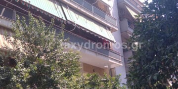 Το μπαλκόνι του διαμερίσματος όπου ζούσε το ηλικιωμένο ζευγάρι (φωτ.: taxydromos.gr)