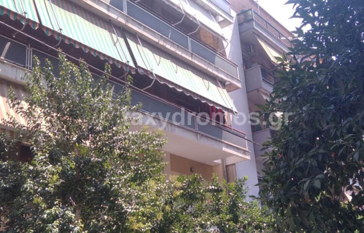 Το μπαλκόνι του διαμερίσματος όπου ζούσε το ηλικιωμένο ζευγάρι (φωτ.: taxydromos.gr)