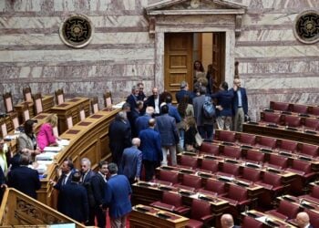 Βουλευτές της αντιπολίτευσης ενώ αποχωρούν από την αίθουσα της Ολομέλειας σε ένδειξη διαμαρτυρίας (φωτ.: EUROKINISSI/Μιχάλης Καραγιάννης)