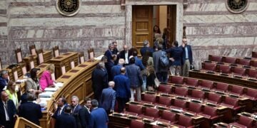 Βουλευτές της αντιπολίτευσης ενώ αποχωρούν από την αίθουσα της Ολομέλειας σε ένδειξη διαμαρτυρίας (φωτ.: EUROKINISSI/Μιχάλης Καραγιάννης)