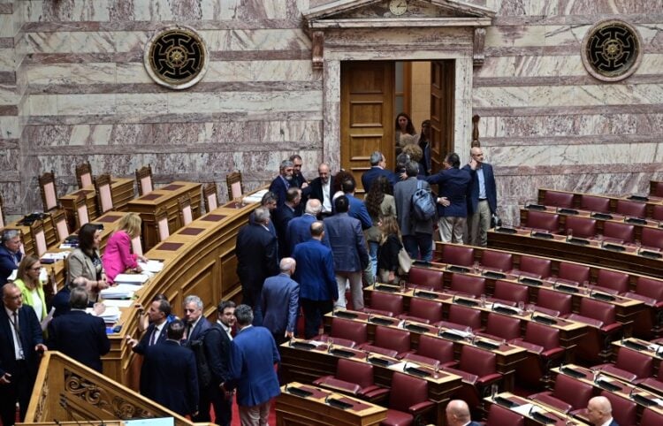 Βουλευτές της αντιπολίτευσης ενώ αποχωρούν από την αίθουσα της Ολομέλειας σε ένδειξη διαμαρτυρίας (φωτ.: EUROKINISSI/Μιχάλης Καραγιάννης)
