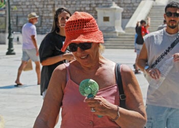 Ανεμιστήρας χειρός για την αντιμετώπιση των υψηλών θερμοκρασιών στο κέντρο της Αθήνας (φωτ.: ΑΠΕ-ΜΠΕ / Αλέξανδρος Βλάχος)