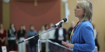Η Zέττα Μακρή στο υπουργείο Παιδείας (φωτ.: ΑΠΕ-ΜΠΕ / Γιώργος Βιτσαράς)
