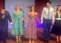 Η σκηνοθέτιδα Έφη Πίκουλα-Βουγιουκλάκη (κέντρο) με ηθοποιούς της παράστασης (φωτ.: Λένα Νίτσου-Ψαθά)