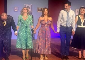 Η σκηνοθέτιδα Έφη Πίκουλα-Βουγιουκλάκη (κέντρο) με ηθοποιούς της παράστασης (φωτ.: Λένα Νίτσου-Ψαθά)
