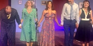Η σκηνοθέτιδα Έφη Πίκουλα-Βουγιουκλάκη (κέντρο) με ηθοποιούς της παράστασης (φωτ.: Λένα Νίτσου-Ψαθά)