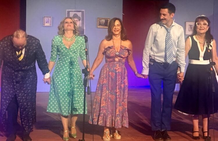 Η σκηνοθέτιδα Έφη Πίκουλα-Βουγιουκλάκη (κέντρο) με ηθοποιούς της παράστασης (φωτ.: Λένα Νίτσου-Ψαθά)