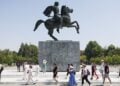 Τουρίστες περπατάνε μπροστά από το άγαλμα του Μεγάλου Αλεξάνδρου στη Θεσσαλονίκη (φωτ.: ΑΠΕ-ΜΠΕ/ΑΧΙΛΛΕΑΣ ΧΗΡΑΣ)