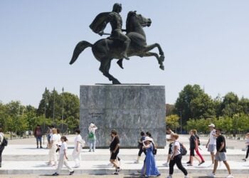 Τουρίστες περπατάνε μπροστά από το άγαλμα του Μεγάλου Αλεξάνδρου στη Θεσσαλονίκη (φωτ.: ΑΠΕ-ΜΠΕ/ΑΧΙΛΛΕΑΣ ΧΗΡΑΣ)