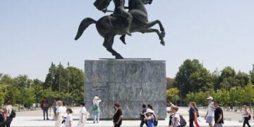 Τουρίστες περπατάνε μπροστά από το άγαλμα του Μεγάλου Αλεξάνδρου στη Θεσσαλονίκη (φωτ.: ΑΠΕ-ΜΠΕ/ΑΧΙΛΛΕΑΣ ΧΗΡΑΣ)
