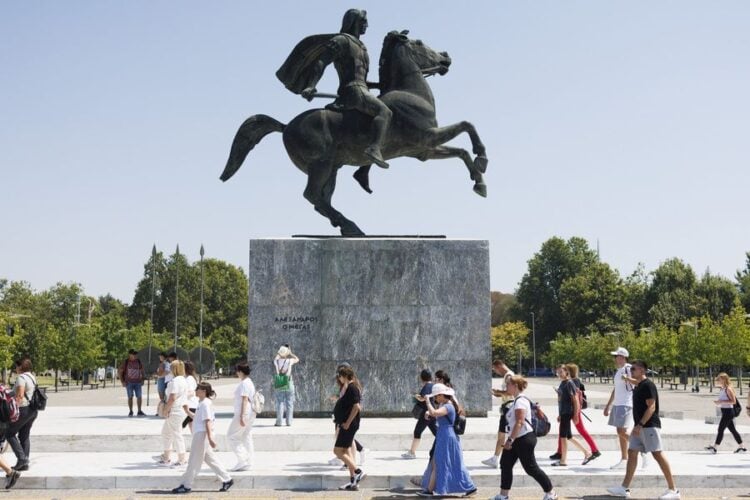 Τουρίστες περπατάνε μπροστά από το άγαλμα του Μεγάλου Αλεξάνδρου στη Θεσσαλονίκη (φωτ.: ΑΠΕ-ΜΠΕ/ΑΧΙΛΛΕΑΣ ΧΗΡΑΣ)