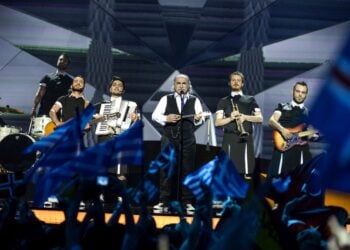 Ο Αγάθωνας Ιακωβίδης στον δεύτερο ημιτελικό του 58ου διαγωνισμού της Eurovision με το ελληνικό συγκρότημα Koza Mostra, στο Μάλμε της Σουηδίας (φωτ.: EPA/JESSICA GOW/ SCANPIX SWEDEN)