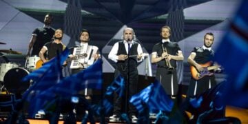 Ο Αγάθωνας Ιακωβίδης στον δεύτερο ημιτελικό του 58ου διαγωνισμού της Eurovision με το ελληνικό συγκρότημα Koza Mostra, στο Μάλμε της Σουηδίας (φωτ.: EPA/JESSICA GOW/ SCANPIX SWEDEN)