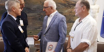 Μέλη των AHEPA με τον Νικήτα Κακλαμάνη (φωτ.: Βουλή των Ελλήνων / Αλίκη Ελευθερίου)