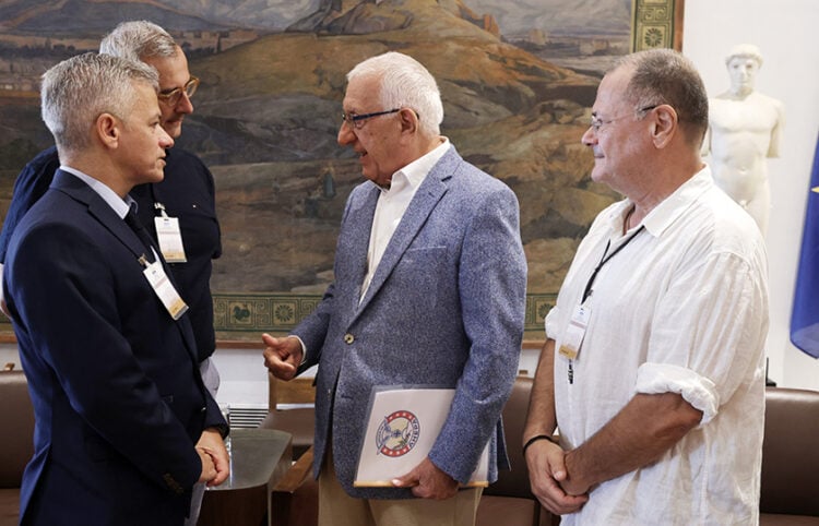 Μέλη των AHEPA με τον Νικήτα Κακλαμάνη (φωτ.: Βουλή των Ελλήνων / Αλίκη Ελευθερίου)