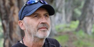 Ο Απόστολος Διανέλλος, φωτογραφίζεται σε δάσος στα Γρεβενά  (φωτ.: ΑΠΕ-ΜΠΕ/Δημήτρης Στραβού)
