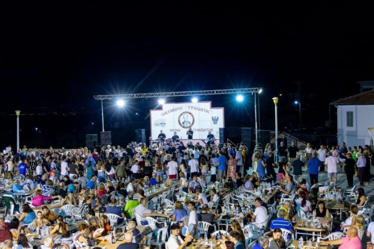 Στιγμιότυπο από παλαιότερο Οφίτικο Συναπάντεμα του Μορφωτικού Ποντιακού Συλλόγου «Αλέξανδρος Υψηλάντης» Νέας Τραπεζούντας Πιερίας (φωτ.: facebook.com/ipsilantis1929)
