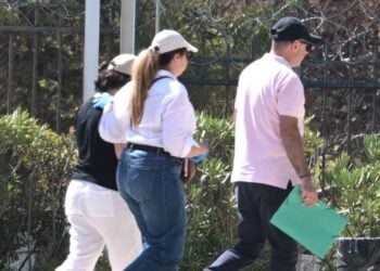 Η Αλγερινή μητέρα του κοριτσιού που βρέθηκε νεκρό στο Π. Φάληρο (φωτ.: EUROKINISSI / Τατιάνα Μπόλαρη)
