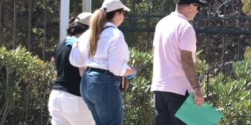 Η Αλγερινή μητέρα του κοριτσιού που βρέθηκε νεκρό στο Π. Φάληρο (φωτ.: EUROKINISSI / Τατιάνα Μπόλαρη)